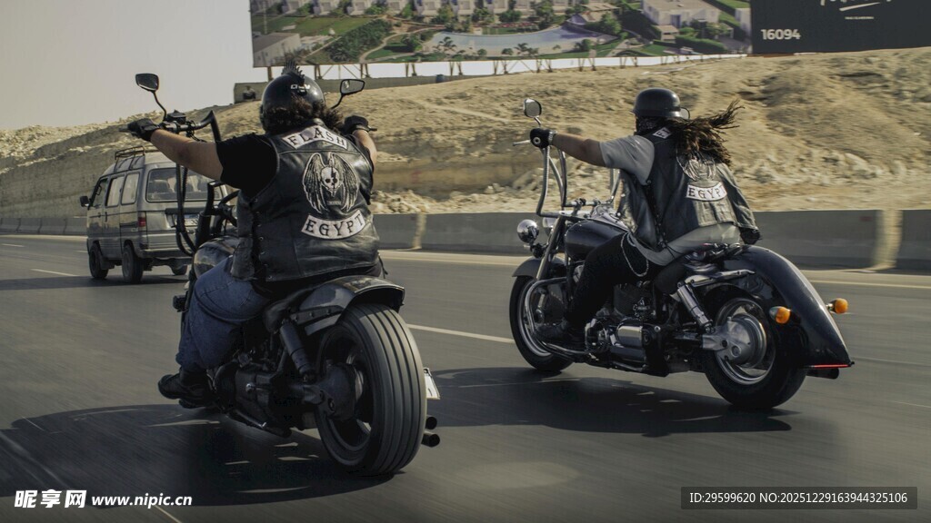 公路上的酷炫摩托车队