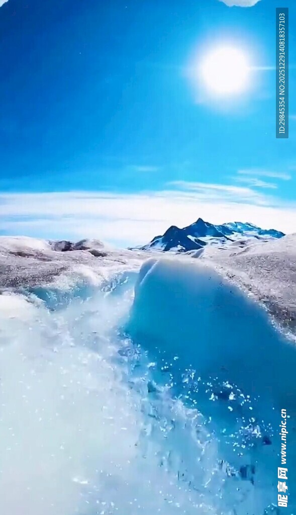 冰川雪景下的阳光美景