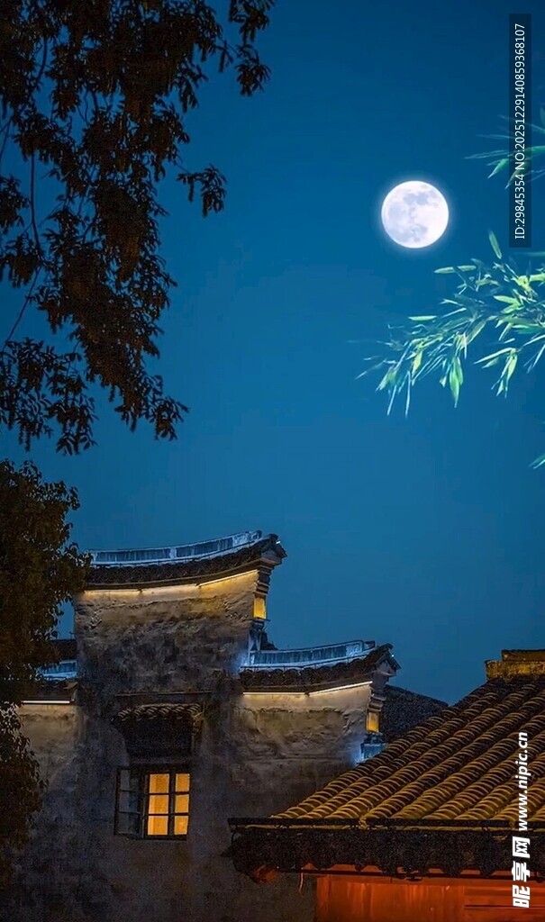 月夜下的中式古建筑