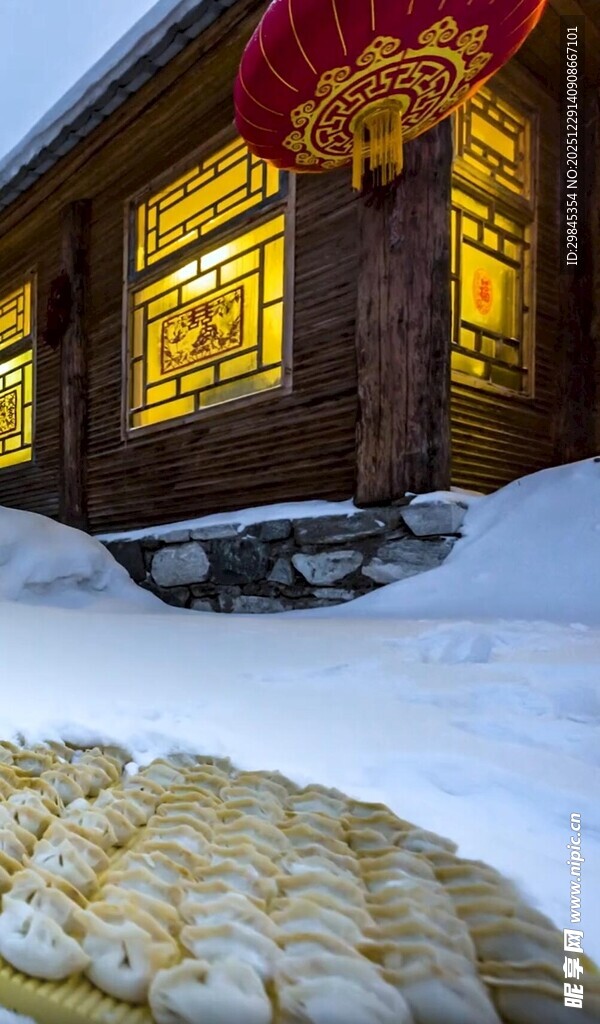 雪乡木屋前的冬日景象