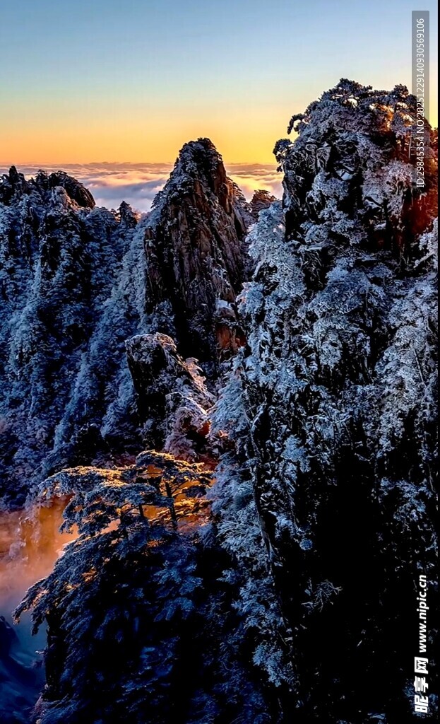 雪覆山峦的壮丽日出景观