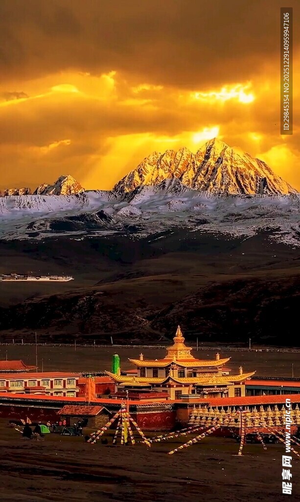 夕阳下的藏式建筑与雪山