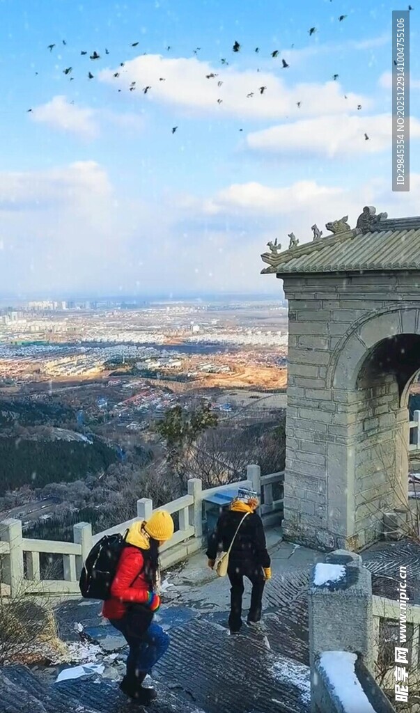 山顶观景的徒步旅行者