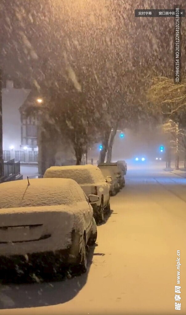 雪天街道上的积雪车辆