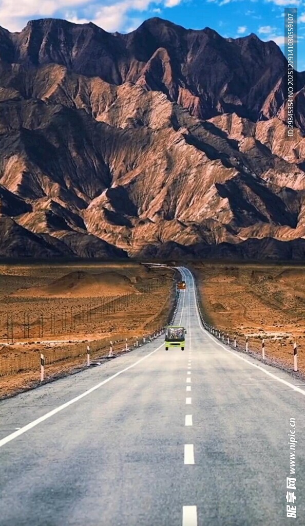 旷野中延伸的孤独公路