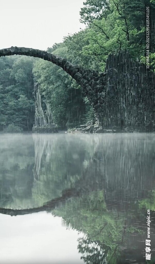 雾中拱桥映于静谧湖面