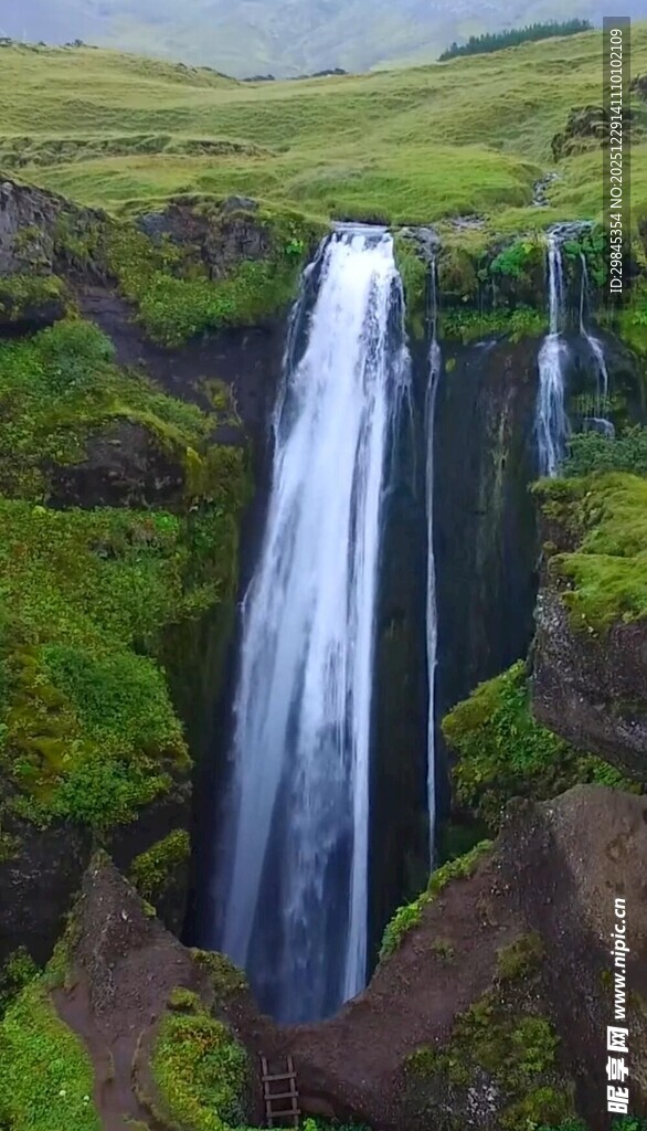壮丽山间瀑布自然美景