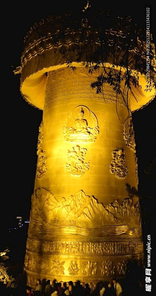 夜晚发光的蘑菇形建筑