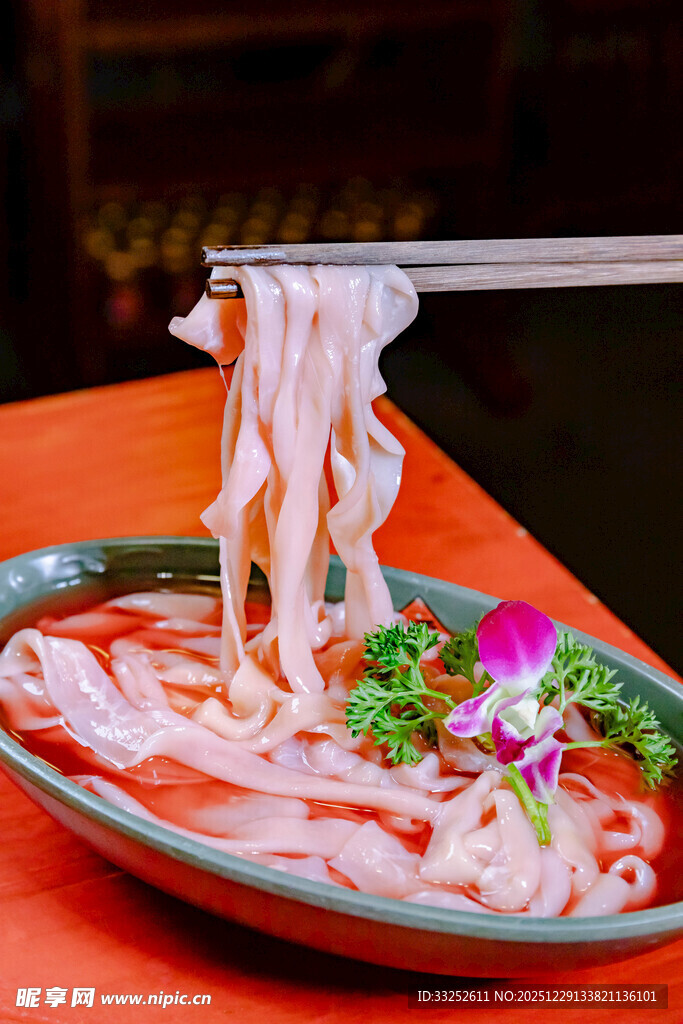 筷子夹起的鸭肠