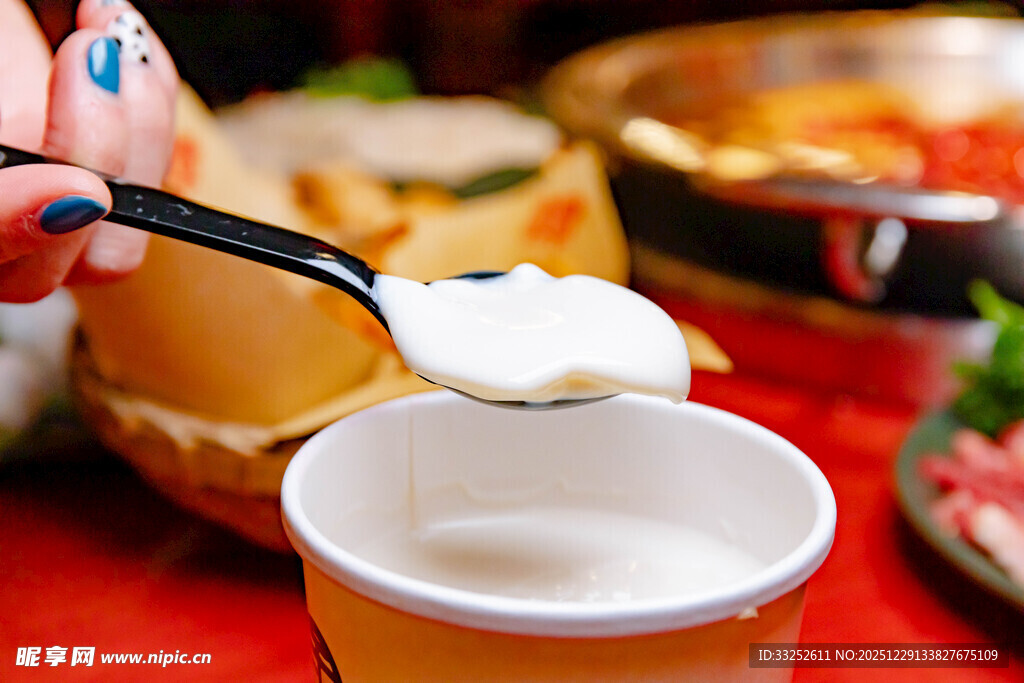 舀取酸奶的惬意瞬间