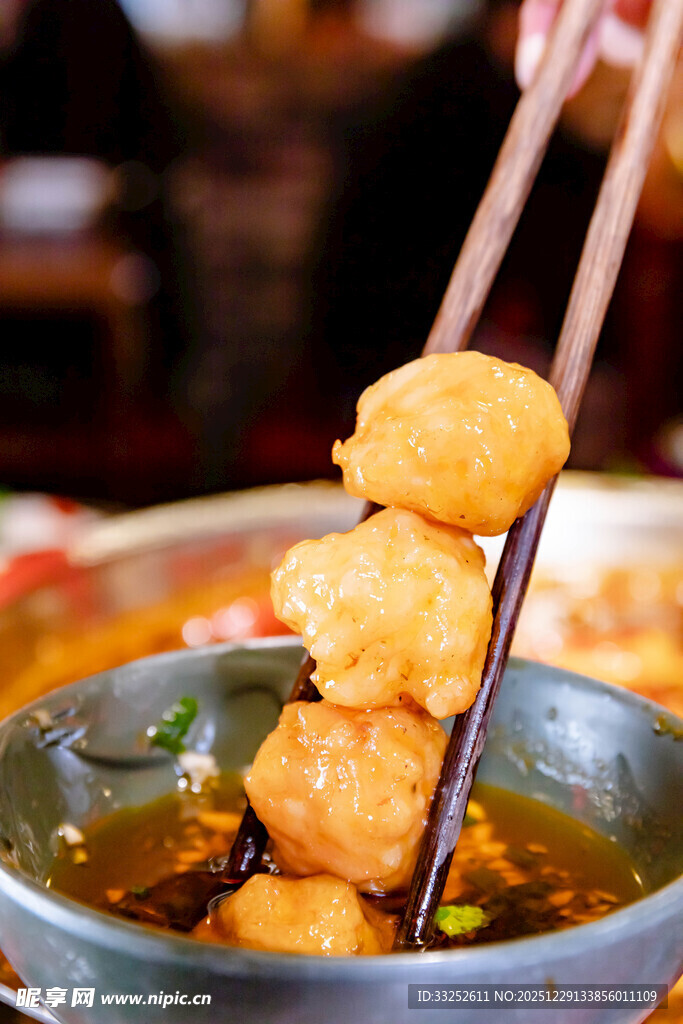 筷子夹起的美味虾滑