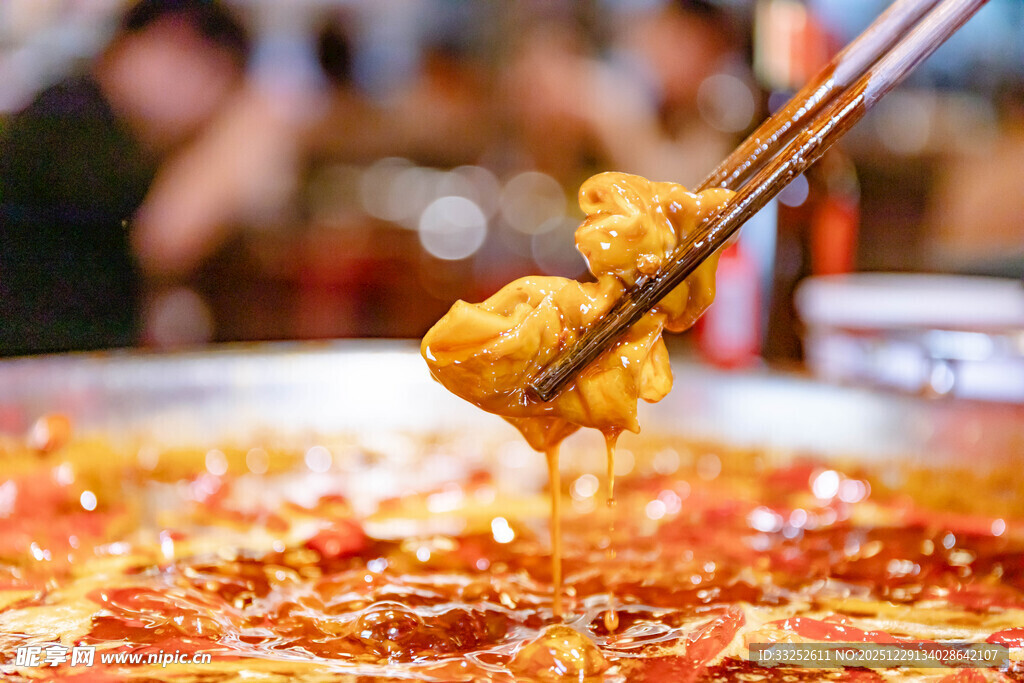 诱人火锅食材被夹起