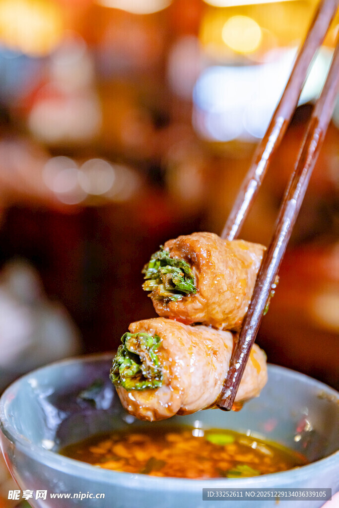 筷子夹起美味牛肉