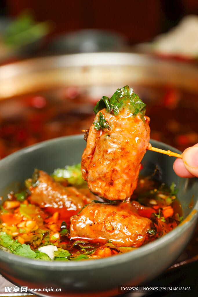 美味牛肉被夹起的瞬间