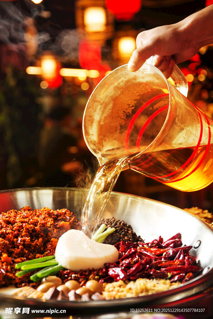 火锅食材正被倒入锅中