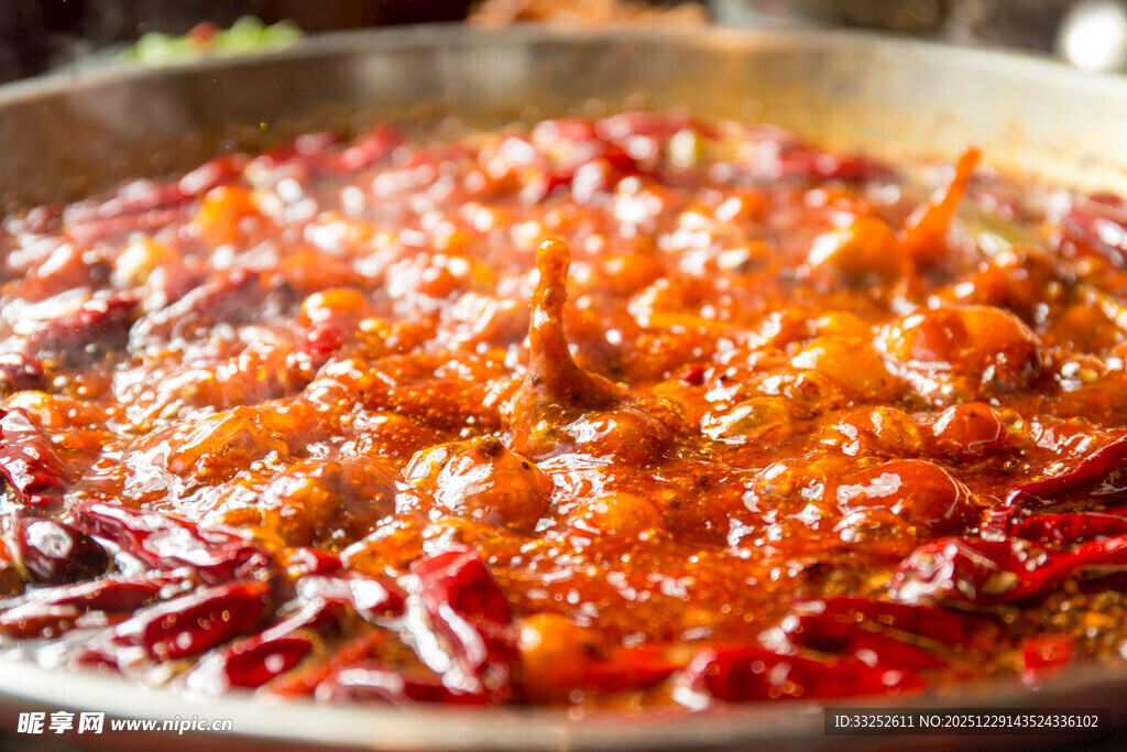 麻辣鲜香的诱人红油火锅