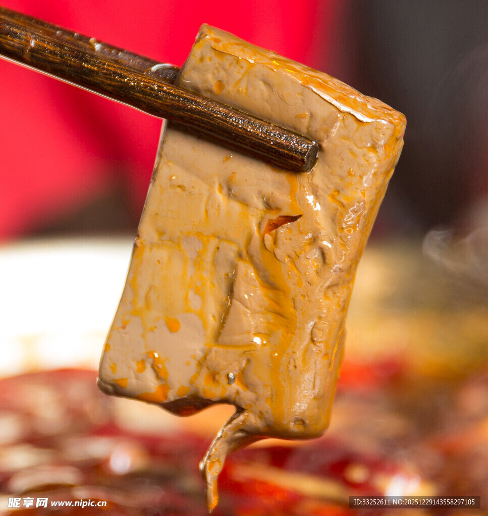 筷子夹起的美味鸭血