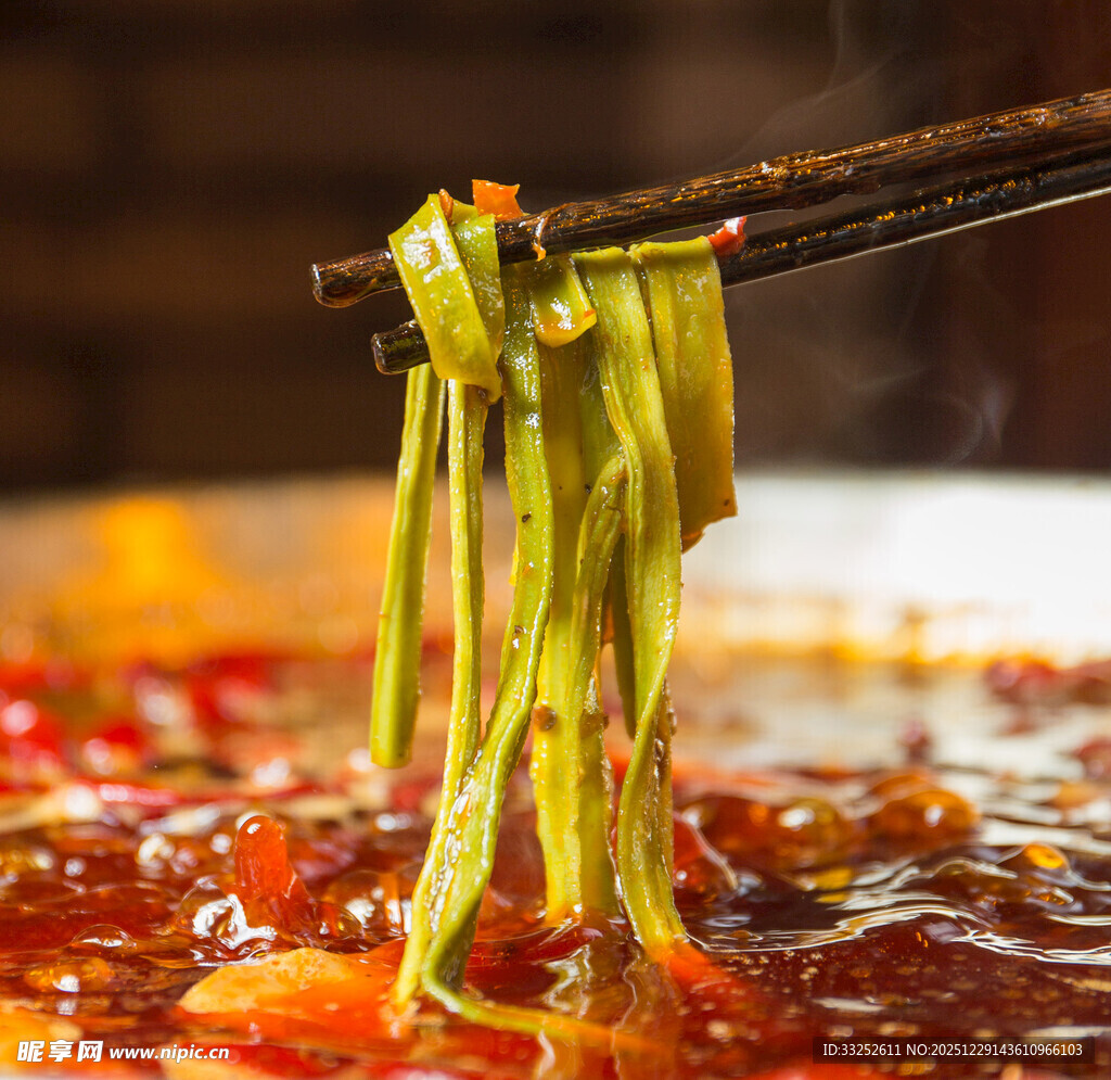 筷子夹起的贡菜