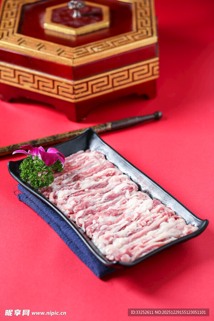 精致摆盘的新鲜肥牛肉片