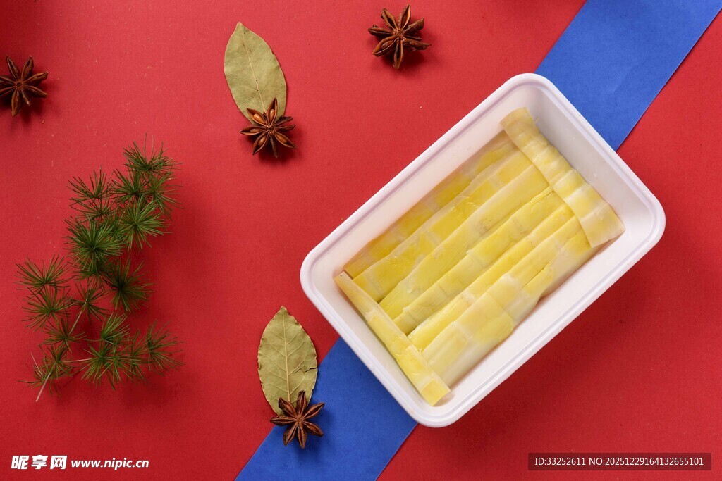 红色背景上的盒装笋片