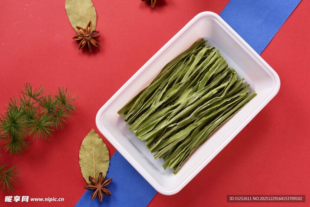 白色容器中的干贡菜