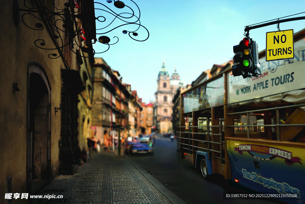 城市街道上的观光双层巴士