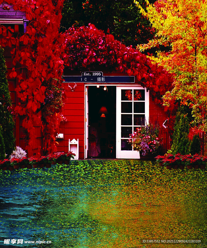 红墙前色彩斑斓的秋日景致