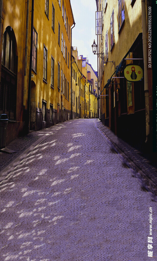 古老街道的迷人光影