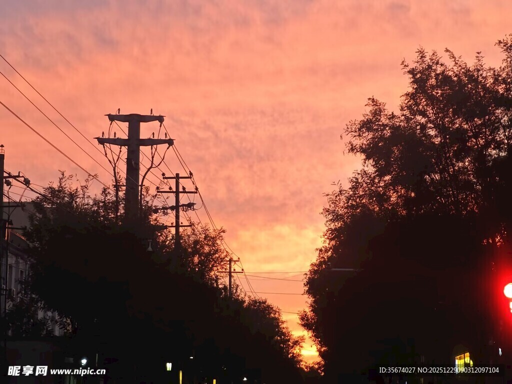 夕阳下的街道与电线杆