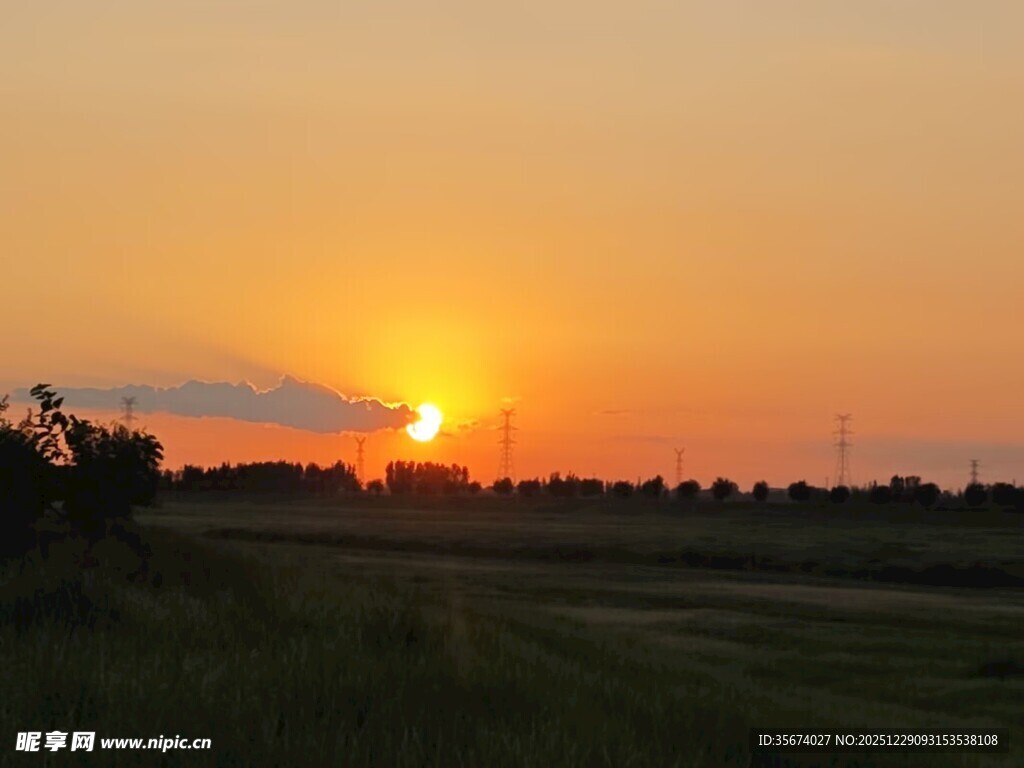 田野上的绝美落日景观