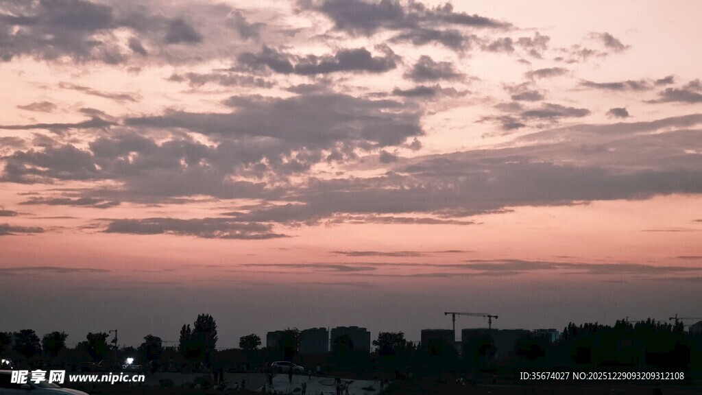 城市上空的绚丽晚霞