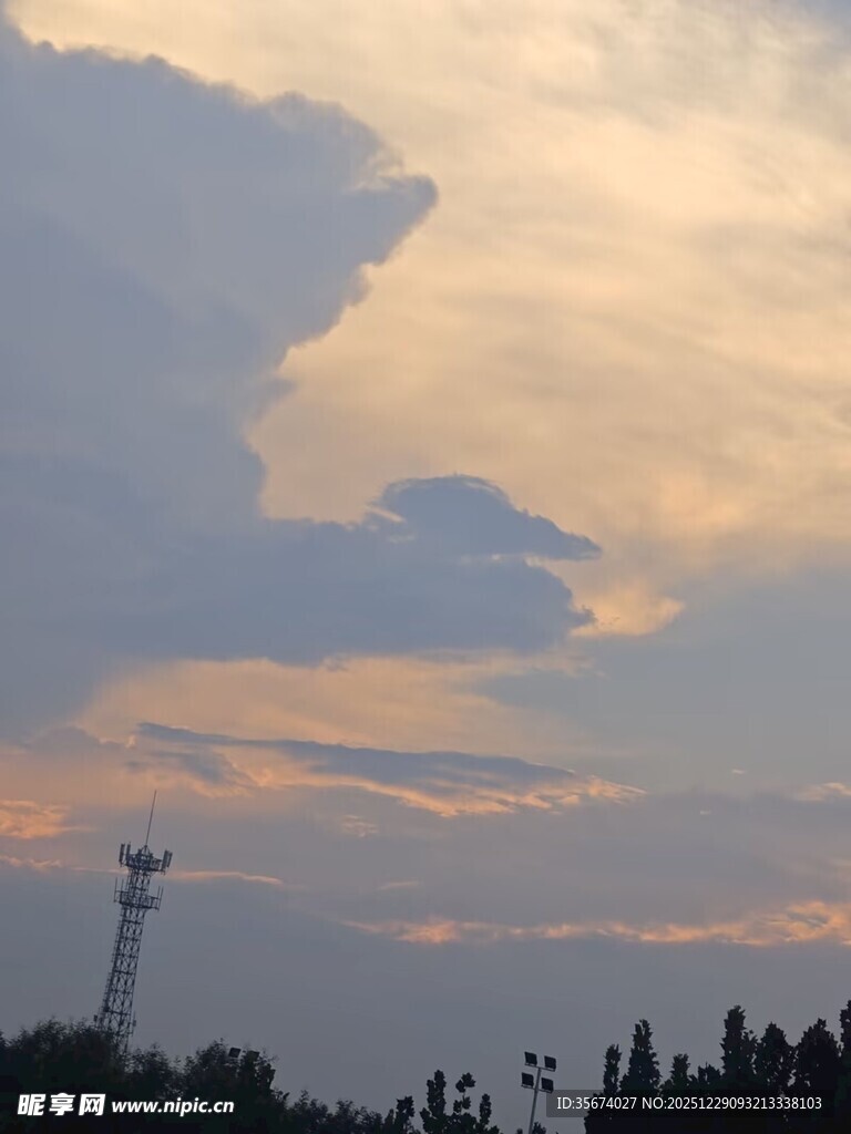 黄昏时分的天空与塔影