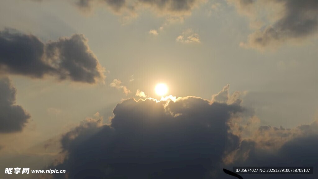 夕阳穿透云层的美丽景象