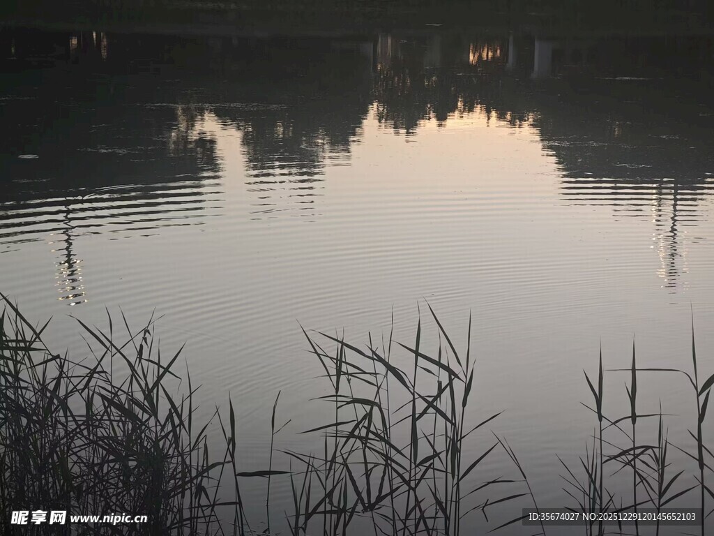 湖畔暮色中的静谧水面