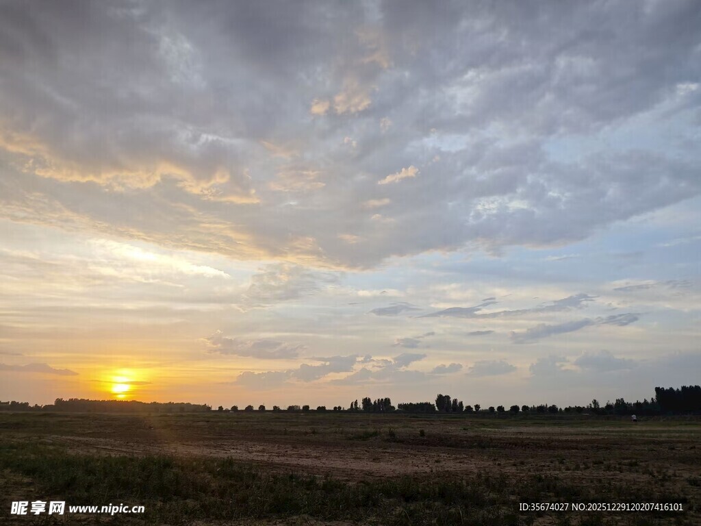 日落时分的广袤田野