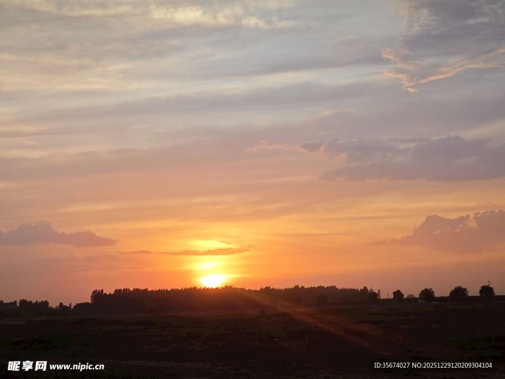 日落时分的美丽田野风光
