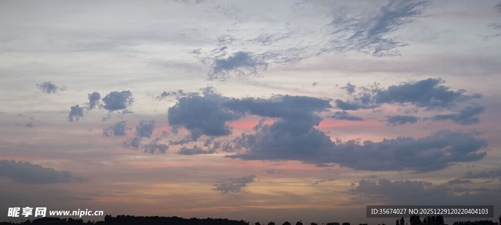 日落时分的绚烂天空