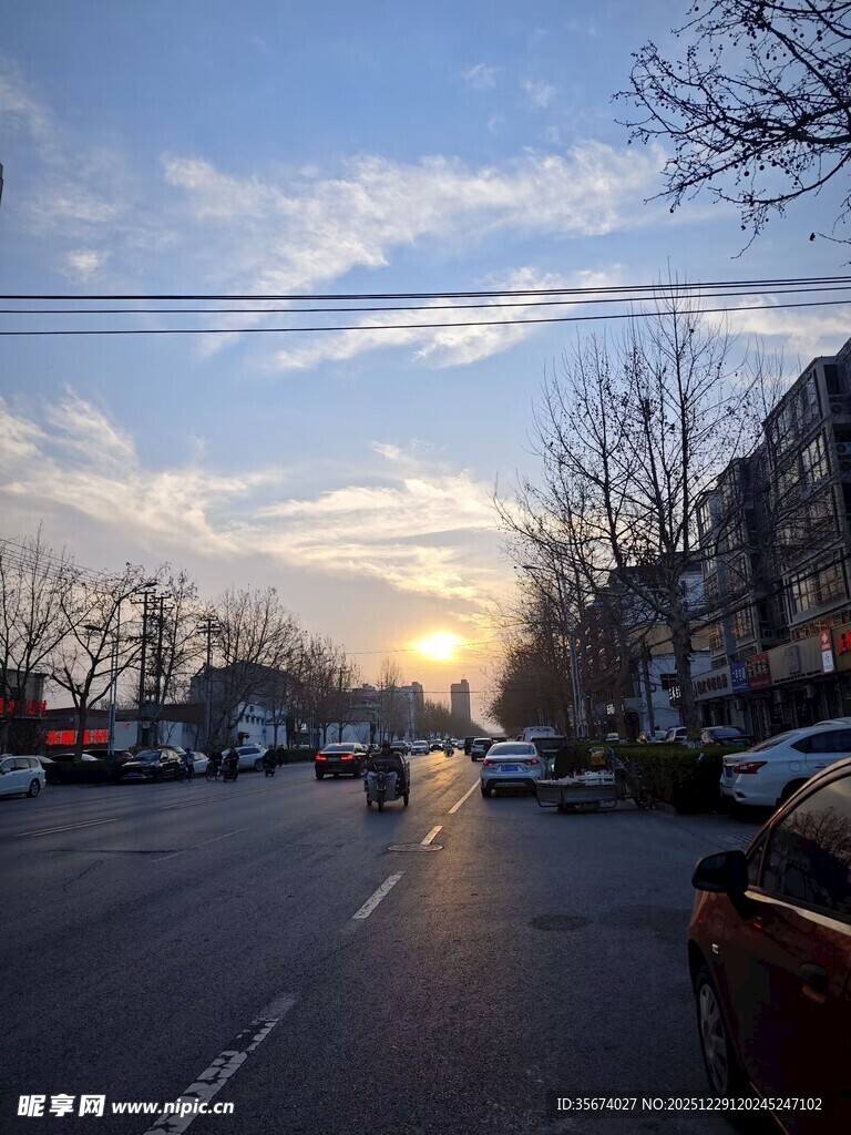 夕阳下的街道与停放车辆