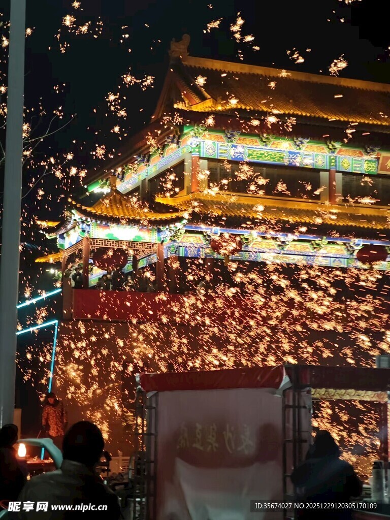 打铁花 热闹灯会现场人群与彩灯