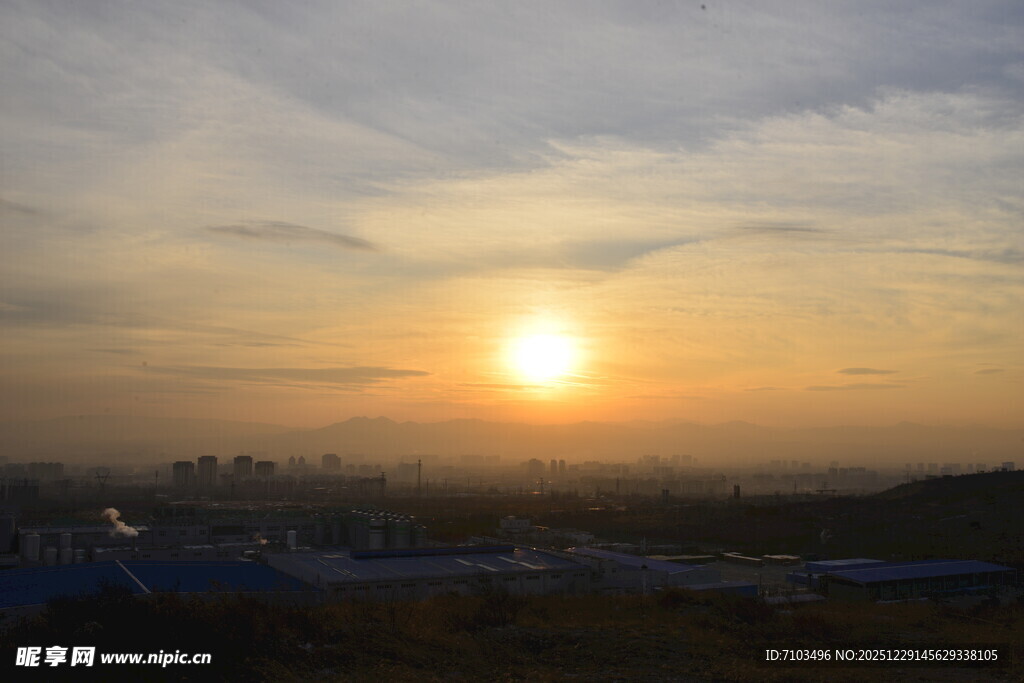 日落时分的城市天际线 宣化北山