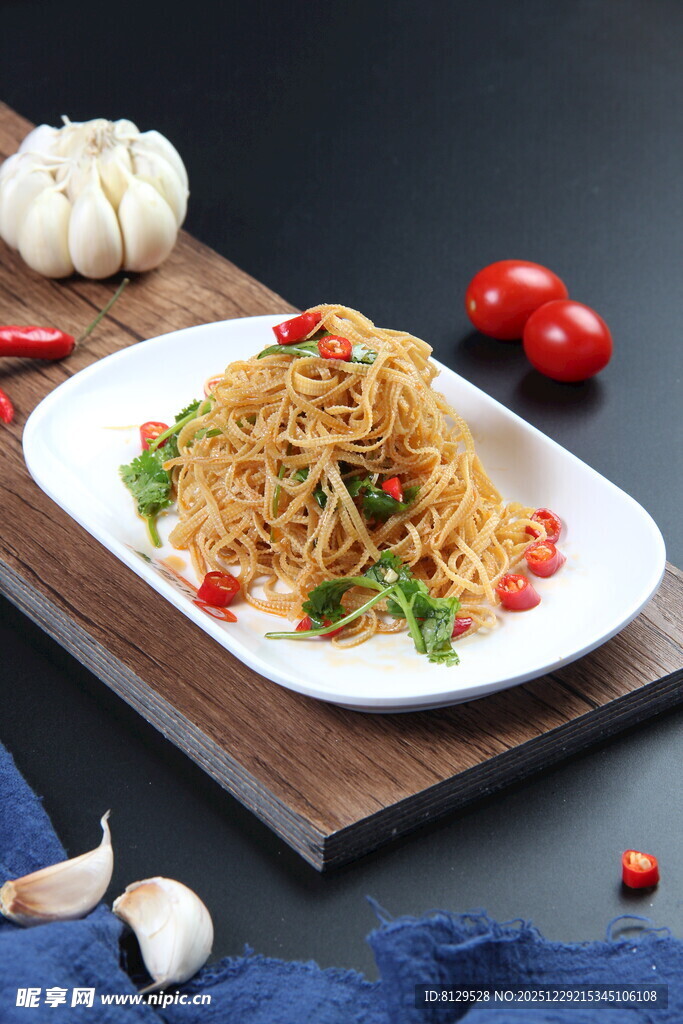 美味炒面摆盘精致诱人