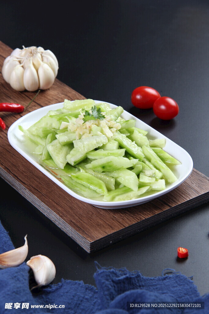 新鲜翠绿莴笋丝摆盘