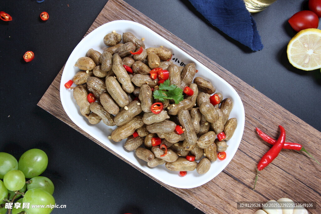 美味香肠配彩椒等食材