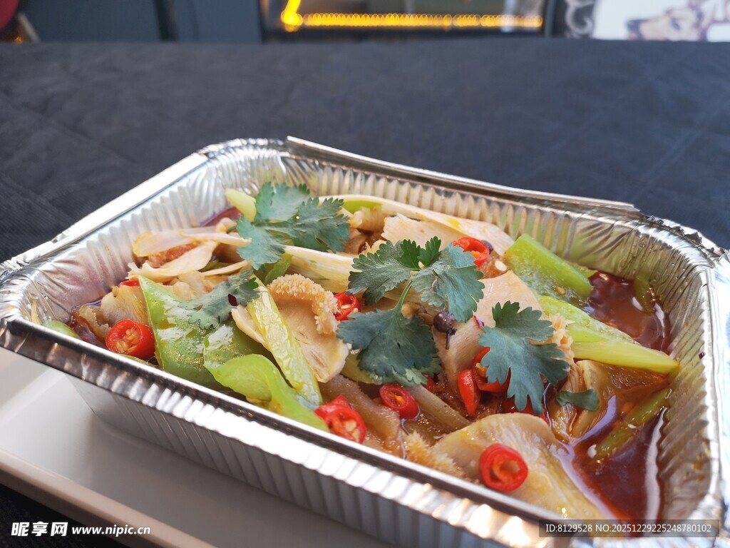 锡纸装的多彩美味蔬菜