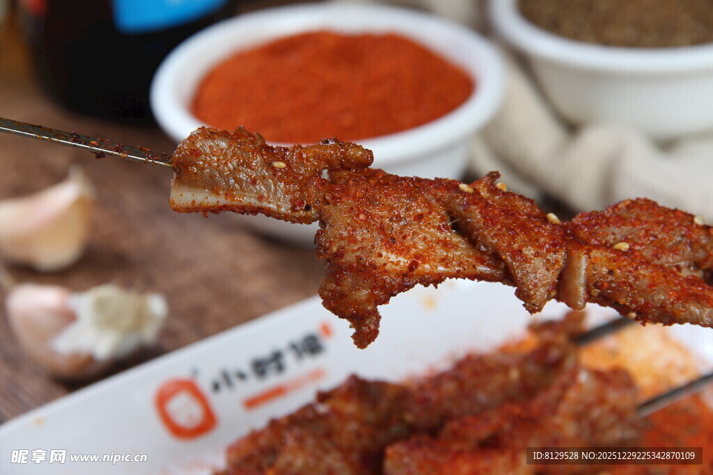 美味烤肉串诱人酱料相伴