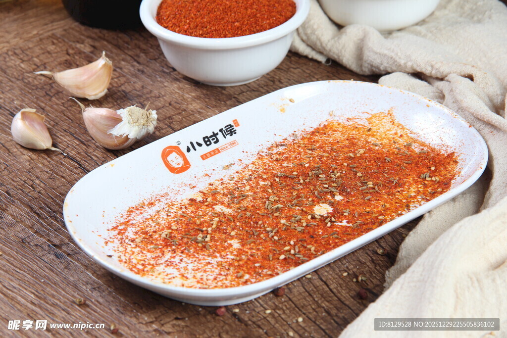美味辣椒粉调料盘中盛放