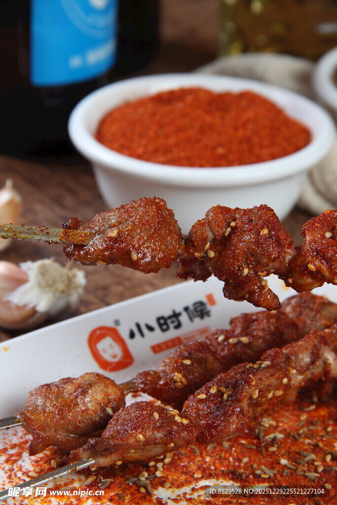 美味烤肉串配特色蘸料