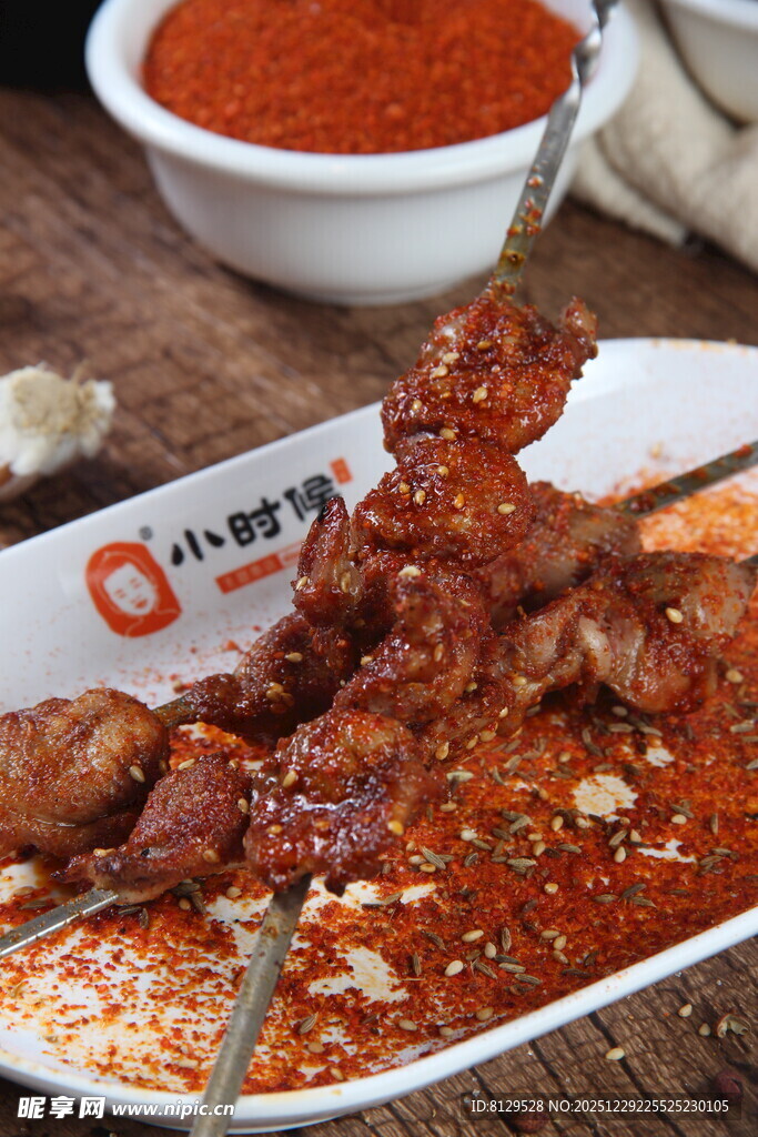 美味烤肉串搭配特色酱料