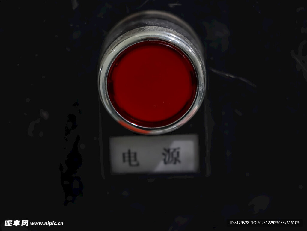 红色紧急按钮特写