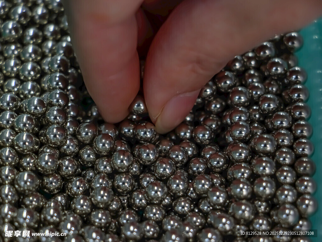 手触闪亮金属钢珠